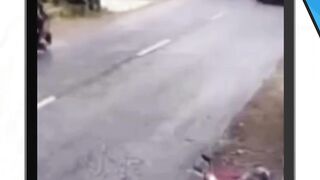 Detik-Detik Truk Terguling Gegara Hindari Anak Kecil di Jalan!
