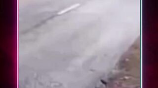 Detik-Detik Truk Terguling Gegara Hindari Anak Kecil di Jalan!