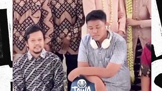 Curiga kalo earphone nya rusak semua der wkwk