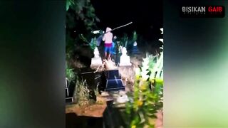 pocong di kuburan