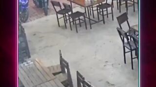 Seorang pemuda mencoba menabrak seorang pria yang terlibat konflik