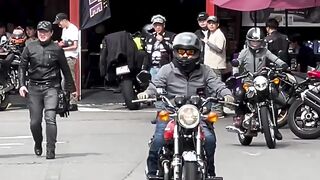 遠景からの空冷ZとW グランプリ疾走カワサキ