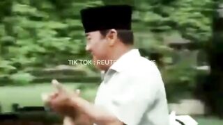 Momen presiden Soekarno bermain bersama anak TK (Tahun 1966)