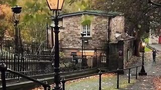 UK  Edinburgh When the ancient city is covered with golden poetry  16  In the heart of Scotland, there is a city full of legends in all seasons