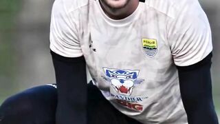 Entah apa yang dimakan pemain Persib ini sampai terkena keracunan 2 kali.