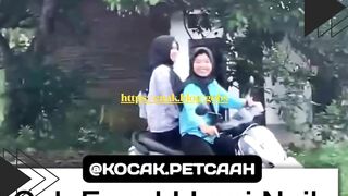 Teman Cewek Takut Ondel-Ondel, Turun Motor Bikin Ngakak!