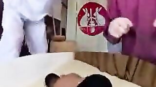 العمالق يضربون رجل بالمطرقة خشب