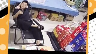 Si abang terlalu fokus sampai lupa punya tangan