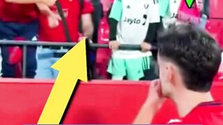 Ketika Pemain Memberikan Jersey Pada Fans