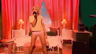 Sabrina Carpenter performs Manchild with-out pamts on SNL