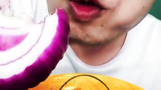 Makan mie pake bawang Bombay