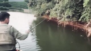 Asik mancing di atas perahu ! dapat ikan besar