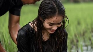 Senyum merekah di tengah sawah!  Momen indah berinteraksi langsung dengan alam. PetualanganSawah AlamIndonesia BahagiaDiSawah