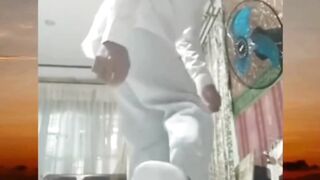 mencoba menjadi model