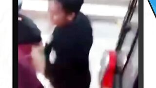 Kereta Api Harina menabrak truk trailer yang terjebak macet di perlintasan Kaligawe