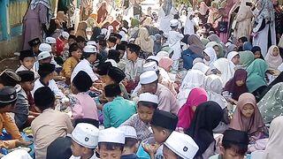 Makan bersama di jalan raya