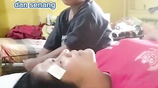 Anak Minta Pola HP Ibunya yang Sedang Sakit, Ternyata Alasannya Bikin Netizen Menangis