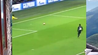 Onana vs Gelas Plastik