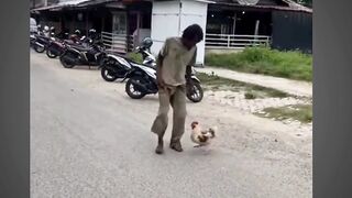 ODGJ  bermain dengan ayam jantang Memelucu