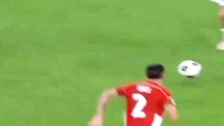 Pelanggaran keras yang harusnya bisa dicek var akan tetapi tidak dilakukan oleh wasit china