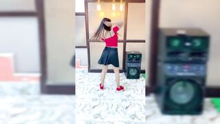 Indian Girl Ishika Singh Dance
