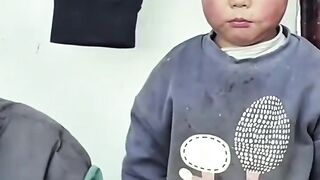 Anak penasaran pertama makan pare