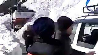 #Snowsliding in zojila Road