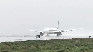 Singapore Airlines powerful takeoff