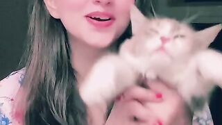 Meri Catt... ???? Cat ... Cat vediosss... Catoo.. beautiful ???? cat whose like cat .. tell me guyz in comnts box