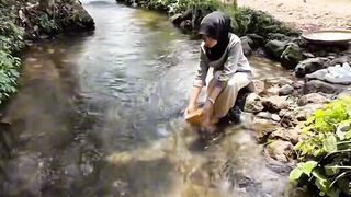 Bathing in the river is so beautiful, and the water is very clear!