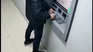 Kaya mendadak berkat mesin ATM rusak