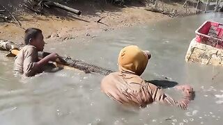 Catch fish and lift fish traps when the river water is low