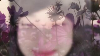 Lagi ngelucu tapi tetap kelihatan manisbukti kalau pesona sejati nggak pernah butuh usaha keras