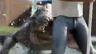 Buya menggigit kaki manusia