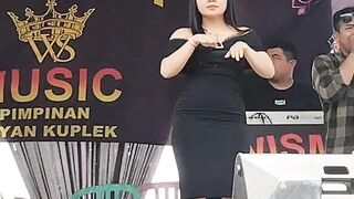 Berjoget di atas panggung