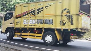 Truk kayu bawa muatan tinggi sekali