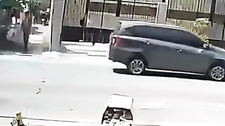 Paket iPhone 1 Miliar Jatuh di Jalan! Rugi Bandar!