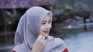 menikmati pemandangan pantai