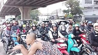 Menjadi patung dilampu merah