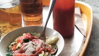 Hujan paling enak ngindomie