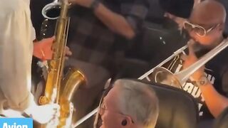 Un vol bloqué sur le tarmac se transforme en concert de jazz