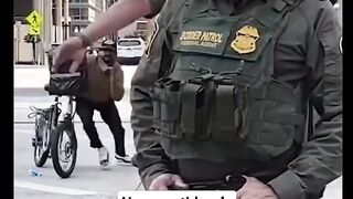 Un repartidor de comida en Chicago protagonizó una escena viral tras escapar de los agentes del ICE montado en su bicileta