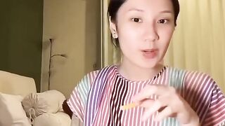 Beautiful Girl Live Tiktok While Eating Snacks!