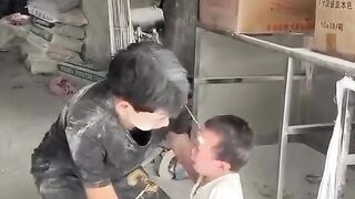 Sikaka mengikat kaki adiknya