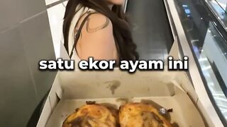 makan ayam di eskalator