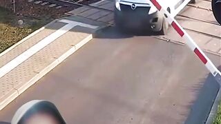 Mobil terjbak di rel kereta