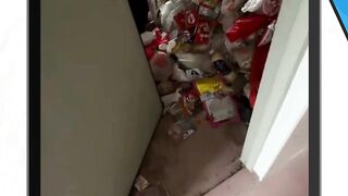 Pemilik rumah menemukan kamar yang disewakan dipenuhi dengan tumpukan sampah dan sangat kotor, menyerupai gudang sampah.