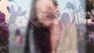 Di pantai, tangan kotor kena pasir tapi hati tetap tenang.