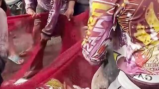Lihatlah apa yang akan pria ini lakukan