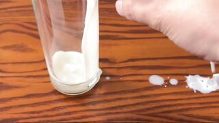 Menuangkan susu ke gelas tanpa takut tumpah